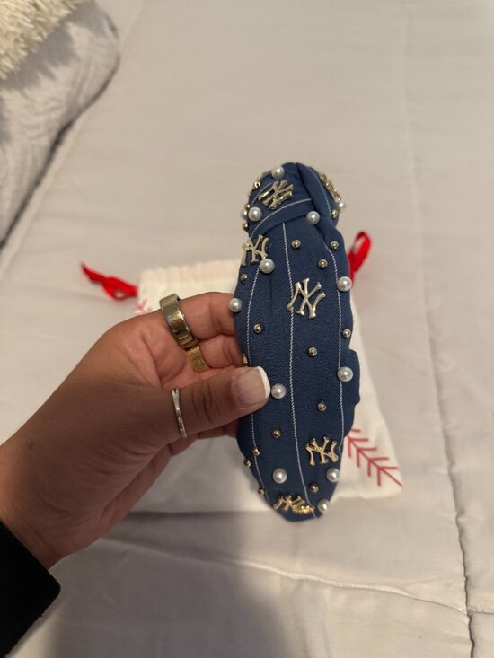 LELE SADOUGHI NY YANKEES KNOTTED HEADBAND